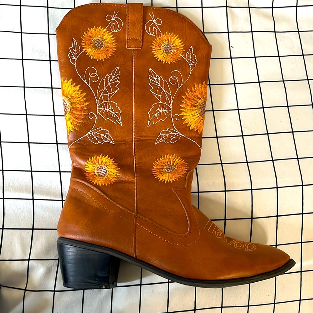Woman’s Cowboots, Sunflowers and Plant Decorations, Small Heels.